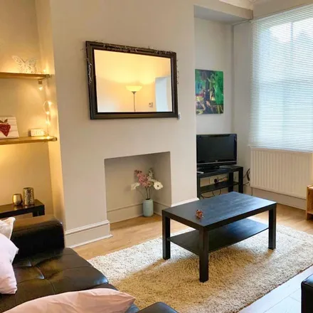 Rent this 4 bed townhouse on 695 Ecclesall Road in Sheffield, S11 8TB