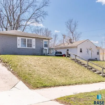 Buy this 2 bed house on 2211 West 15th Street in Sioux Falls, SD 57104