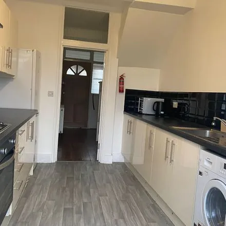 Image 2 - Collinwood Gardens, London, IG5 0AW, United Kingdom - Townhouse for rent
