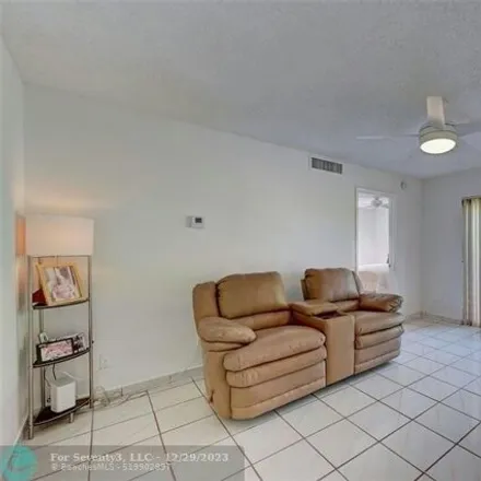 Image 4 - Northeast High School, Northeast 56th Street, North Andrews Gardens, Broward County, FL 33308, USA - Condo for sale