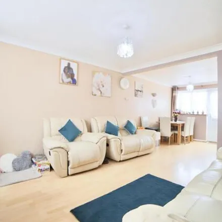 Image 4 - Partridge Close, Luton, LU4 0YD, United Kingdom - House for sale