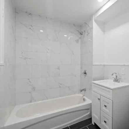 Image 7 - 25-86 41st Street, New York, NY 11103, USA - House for rent