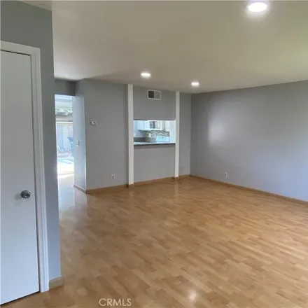 Image 3 - 101 West Riverdale Avenue, Orange, CA 92865, USA - Townhouse for rent