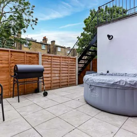 Image 8 - Chesterfield Gardens, London, N4 1LG, United Kingdom - Apartment for rent