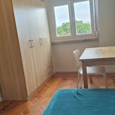 Rent this 3 bed room on 3ª Divisão Policial in 20ª Esquadra, Benfica