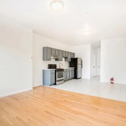 Image 3 - 84 Griffith Street, Jersey City, NJ 07307, USA - House for sale