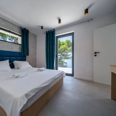 Rent this 3 bed house on Sumartin in Porat, 21426 Sumartin