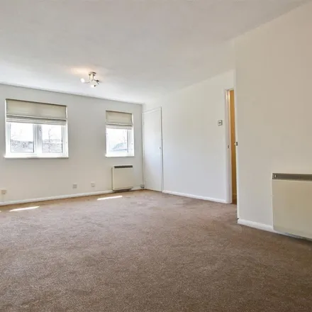 Image 2 - Taylor Close, London, BR6 9UH, United Kingdom - Apartment for rent