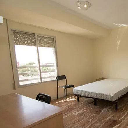 Rent this 4 bed room on Avinguda del 9 d' Octubre in 46113 Montcada / Moncada, Spain