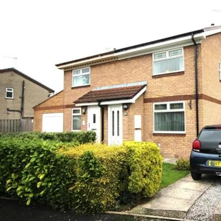 Buy this 3 bed duplex on Hunters Close in Dinnington, S25 2TG