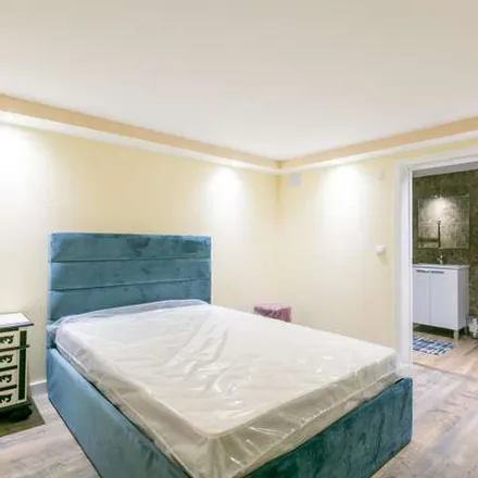 Rent this 11 bed apartment on Rua da Liberdade in 1675-266 Odivelas, Portugal