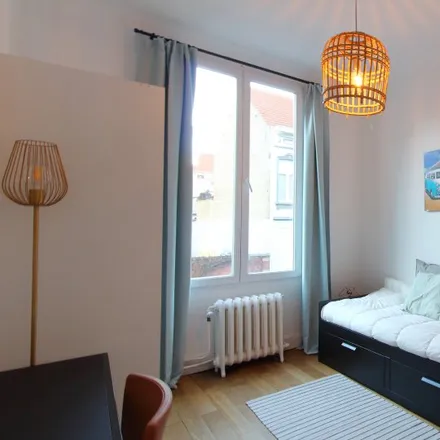 Rent this 3 bed room on École fondamentale Saint-Joseph–Saint-Rémy in Rue de l'Intendant - Opzichterstraat 232, 1080 Molenbeek-Saint-Jean - Sint-Jans-Molenbeek