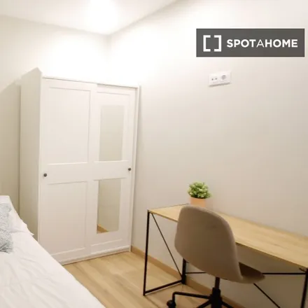 Rent this 6 bed room on Avinguda Diagonal (lateral muntanya) in 08001 Barcelona, Spain