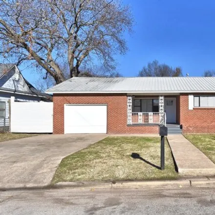 Buy this 3 bed house on 965 West 1st Street in Okmulgee, OK 74447