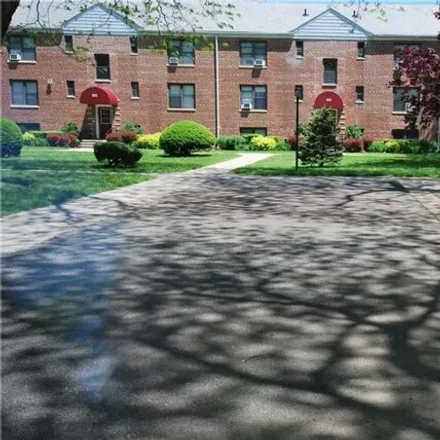 Buy this studio apartment on 521 Richbell Road in Village of Mamaroneck, NY 10538