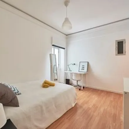 Rent this 9 bed room on Rua Sampaio e Pina