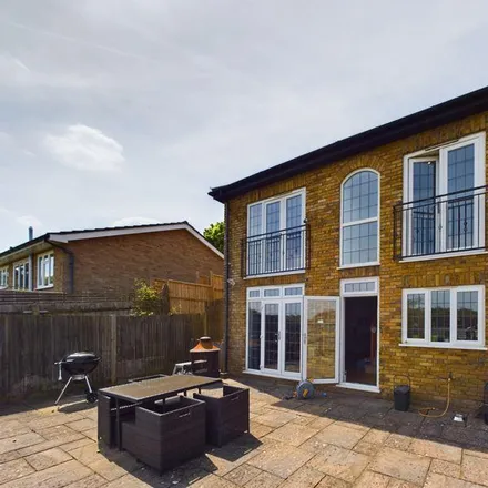 Rent this 3 bed house on Riddlesdown Road in London, CR8 1JG