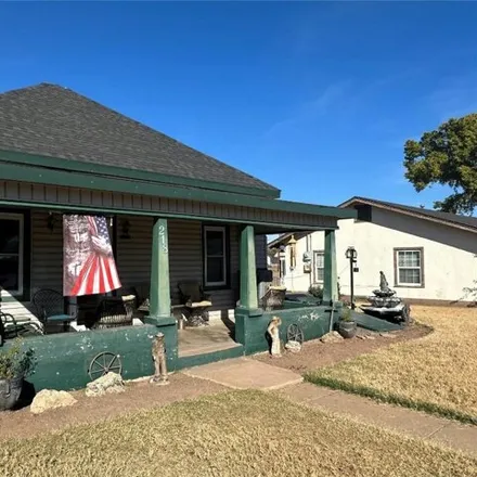 Image 2 - 208 East Hollis Street, Hollis, OK 73550, USA - House for sale