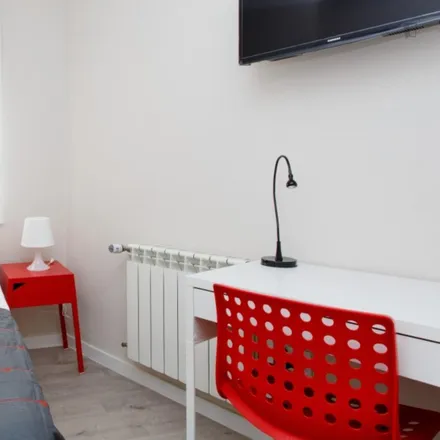 Rent this 4 bed room on Calle de Berruguete in 45, 28039 Madrid
