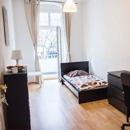 Rent this 4 bed room on Salon Alouisal in Sonnenallee, 12045 Berlin