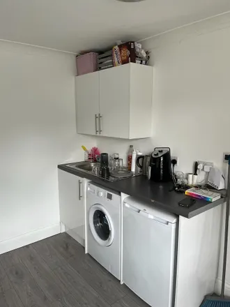 Image 3 - 13 Willow Way, Potters Bar, EN6 2PP, United Kingdom - Apartment for rent
