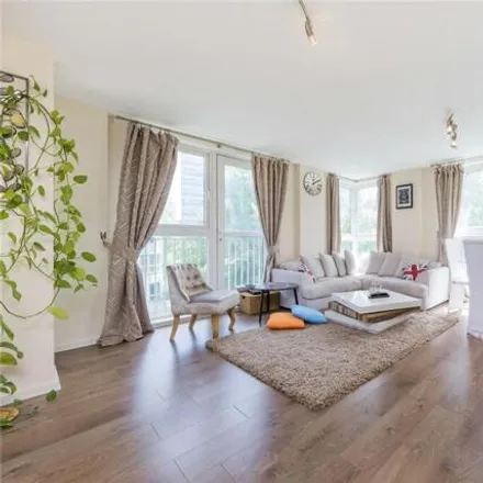 Buy this 1 bed apartment on Oxford Court in Elmfield Way, London