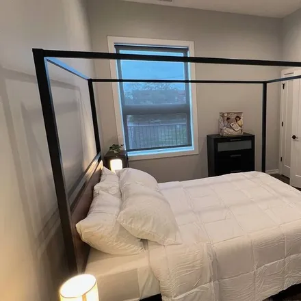 Rent this 2 bed condo on Chicago