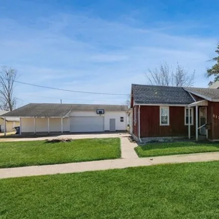 Buy this 3 bed house on 677 Buell Avenue in Clinton, IA 52732