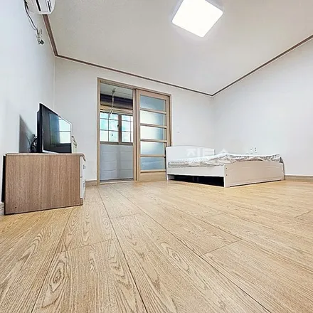 Rent this studio apartment on 부산광역시 수영구 광안동 688-5