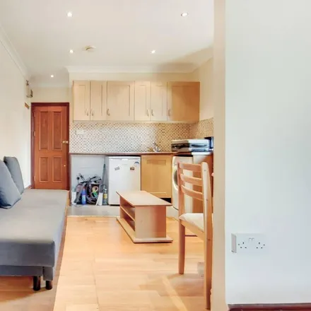 Image 2 - Whitehall Gardens, London, W3 9RE, United Kingdom - Apartment for rent