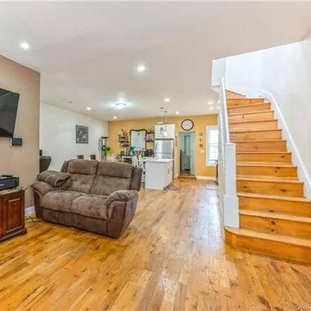 Image 2 - 919 East 221st Street, New York, NY 10469, USA - House for sale