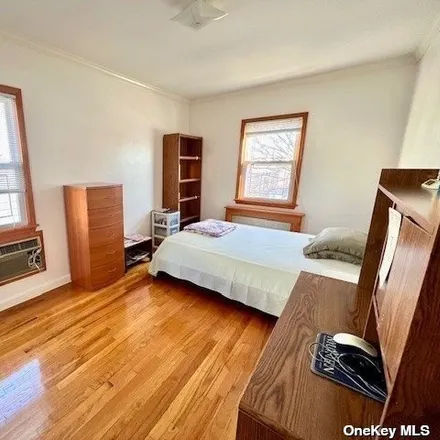 Image 6 - 195-09 48th Avenue, New York, NY 11358, USA - Duplex for sale