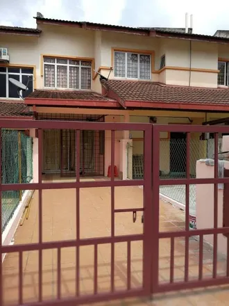 Rent this 3 bed apartment on unnamed road in Taman Bayu Permai, 48000 Selayang Municipal Council