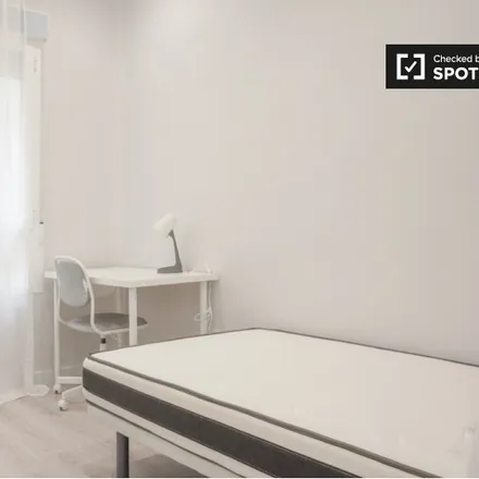 Rent this 6 bed room on Calle de Guzmán el Bueno in 74, 28015 Madrid