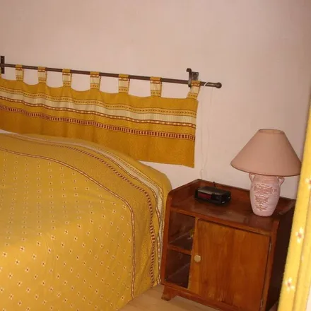 Rent this 2 bed townhouse on 84800 L'Isle-sur-la-Sorgue