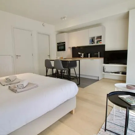 Rent this 1 bed apartment on Rue de la Croix - Kruisstraat 4 in 1050 Ixelles - Elsene, Belgium