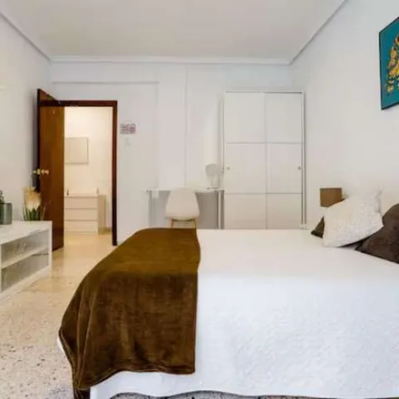 Rent this 5 bed apartment on Carrer de la Redempció in 46002 Valencia, Spain