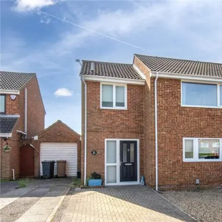 Buy this 3 bed duplex on Ditchling Close in Luton, LU2 8JR