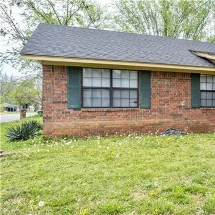 Buy this 3 bed house on 782 West Chickasaw Avenue in Sallisaw, OK 74955