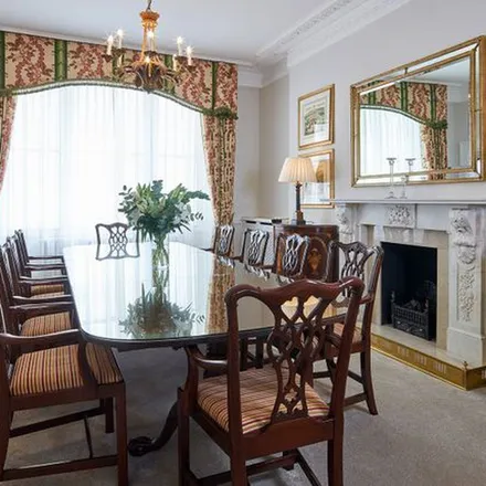 Rent this 3 bed apartment on 33 Hyde Park Gate in London, SW7 5DQ