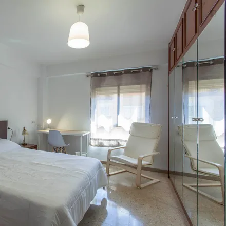 Rent this 6 bed room on Avinguda d'Ausiàs March in 46006 Valencia, Spain