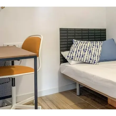 Rent this 5 bed room on Carrer de Simancas in 08906 l'Hospitalet de Llobregat, Spain