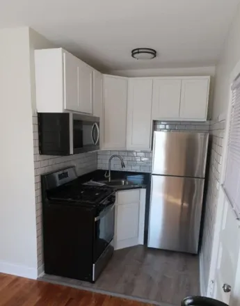 Rent this 1 bed apartment on 1704 West Albion Avenue