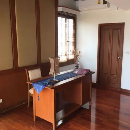 Rent this 4 bed apartment on unnamed road in Khlong Toei District, Bangkok 10110