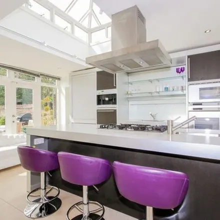 Rent this 5 bed apartment on Old Main Building in Woodstock Road, Central North Oxford