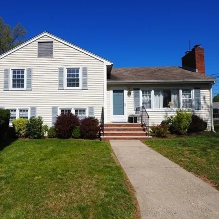 Rent this 4 bed house on 19 Douglas Avenue in Madison Heights, Madison