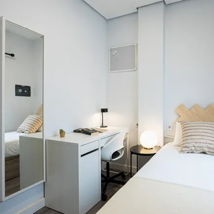 Rent this 5 bed room on Calle de Cavanilles in 35, 28007 Madrid