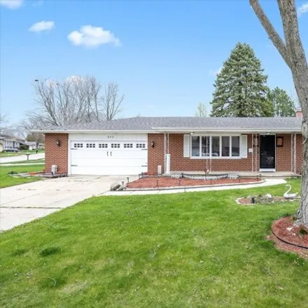 Buy this 3 bed house on 819 Mohawk Drive in Elgin, IL 60120