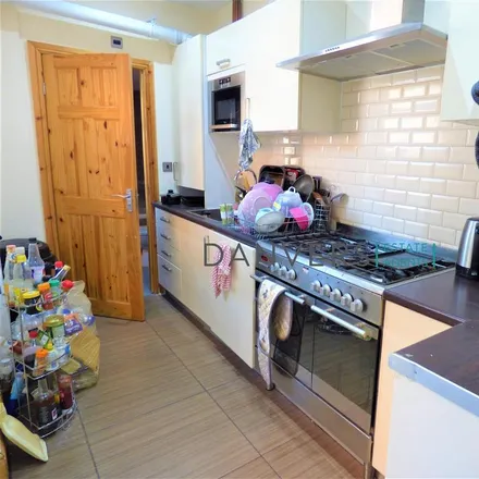 Rent this 5 bed townhouse on Bruce Street in Leicester, LE3 0AG