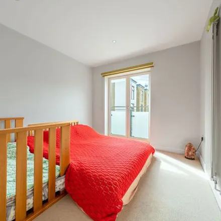 Rent this 4 bed townhouse on Victoria Road in London, EN4 9PB